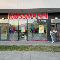 Na sprzedaż budynek wynajęty przez Rossmann obok jedynej Biedronki w mieście