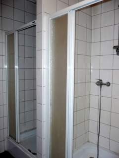 Węzły sanitarne z kabinami prysznicowymi    
