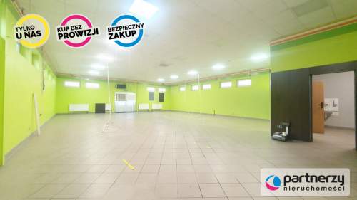 Obiekt handlowy z dużym parkingiem.