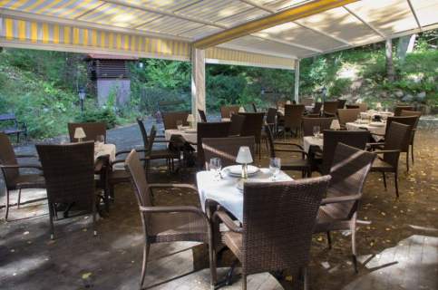 Funkcjonujący hotel w pięknym otoczeniu