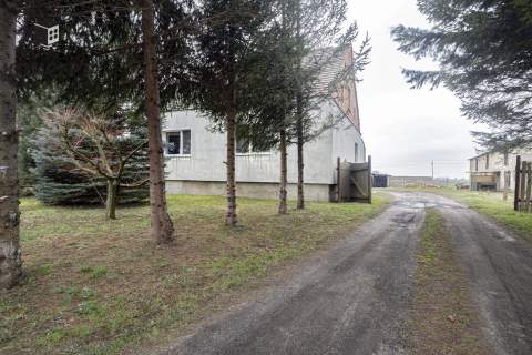 Dom wolnostojący, działka 6400 m2, budynek gospodarczy