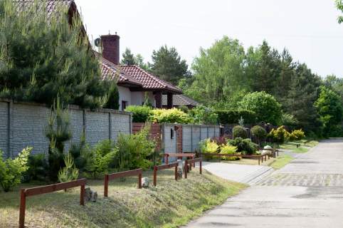 Dom wolnostojący z pięknym ogrodem w Koloni Leśnej Bory