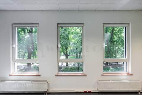 Biuro z widokiem na Planty i miejscem postojowym