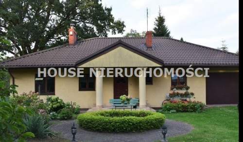 DOM WOLNOSTOJĄCY W OTULINIE LASU 