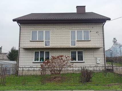 Malowniczy dom na wsi z dużą działką wśród zieleni