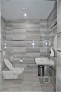 Lokal open space w nowoczesnym budynku z windą