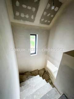 Nowy dom w stanie deweloperskim.