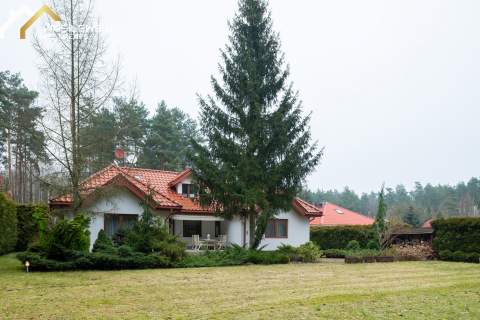 Komfortowy i przestronny dom z prywatnym lasem