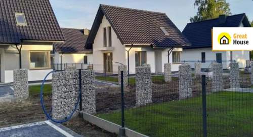 Dom w otoczeniu domków jednorodzinnych blisko lasu