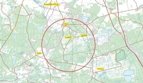 Działka z linią brzegową rzeki, lasem i stawem.