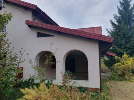 Duży z piękną działką i oddzielnym garażem