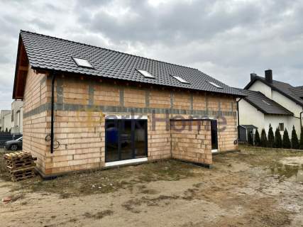 Nowoczesny i praktyczny dom z tarasem w Dąbczu