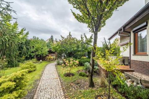 Urokliwy dom wolnostojący z pięknym ogrodem