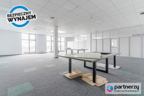 Powierzchnie biurowe w nowoczesnym budynku z windą
