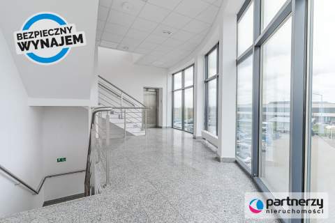 Powierzchnie biurowe w nowoczesnym budynku z windą