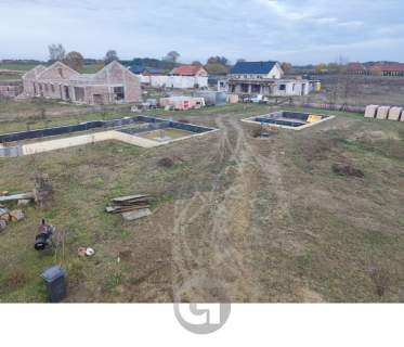 Działka z fundamentami oraz domkiem letniskowym