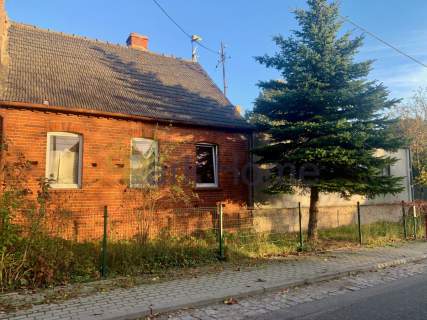 Budynek mieszkalny z zabudowaniami w Czarnej