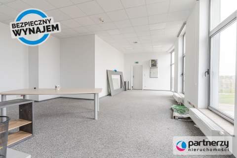 Powierzchnie biurowe w nowoczesnym budynku z windą