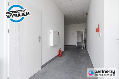 Powierzchnie biurowe w nowoczesnym budynku z windą
