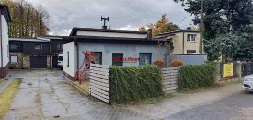 Budynek usługowo - handlowy przy głównej drodze.