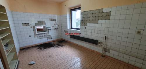 Budynek usługowo - handlowy przy głównej drodze.