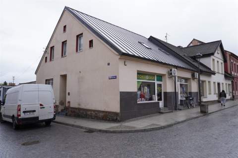 BUDYNEK W CENTRUM MUROWANEJ GOŚLINY