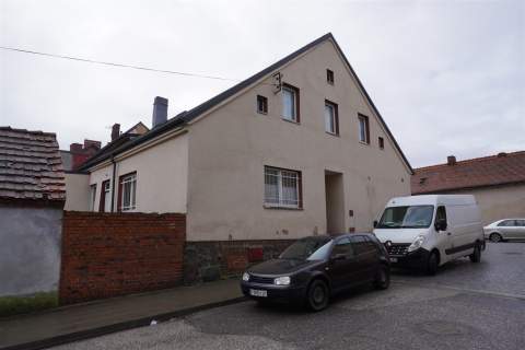 BUDYNEK W CENTRUM MUROWANEJ GOŚLINY