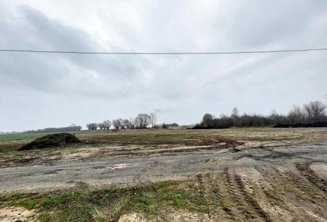 Działka o powierzchni 1,007 HA, ok. 2 km od morza.