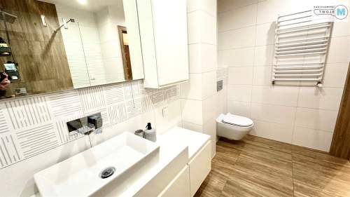 3 Pokoje w apartamentowcu z dużym tarasem.