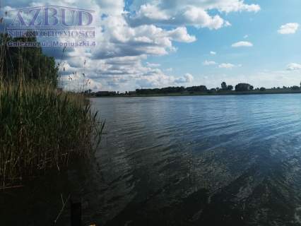 bezpośrednio nad jeziorem