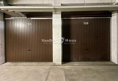 Dwa zamykane miejsce garażowe w hali pod budynkiem