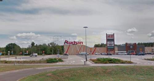 Komercyjna koło Auchan z pozwoleniem na budowę.