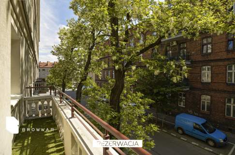 Łazarz - kawalerka z balkonem, parking, piwnica