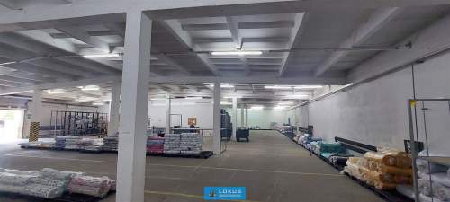 Magazyn 800 m2 z rampą i biurem, parking
