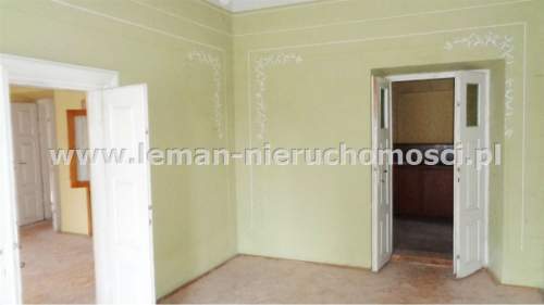 Parterowy dom - zabytek, z dużą działką w centrum