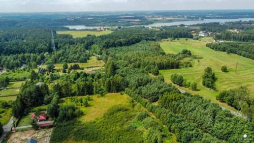 Działka na Mazurach w otoczeniu jezior i lasów.
