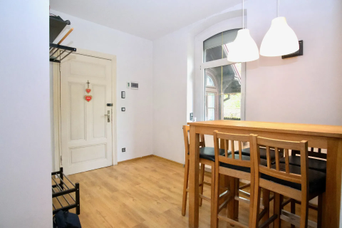 Mieszkanie dwupoziomowe z ogródkiem i wiatą