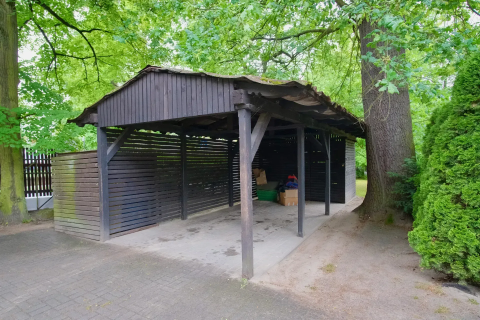 Mieszkanie dwupoziomowe z ogródkiem i wiatą