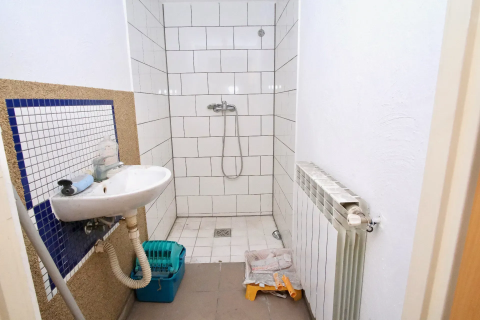 Mieszkanie dwupoziomowe z ogródkiem i wiatą
