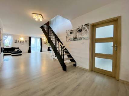DOM WOLNOSTOJĄCY/ OK. 300 M2/ PARTER POD USŁUGI 