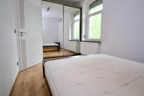 Mieszkanie dwupoziomowe z ogródkiem i wiatą