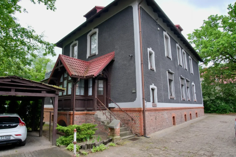 Mieszkanie dwupoziomowe z ogródkiem i wiatą