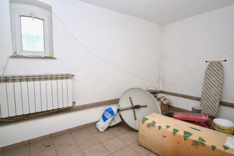Mieszkanie dwupoziomowe z ogródkiem i wiatą