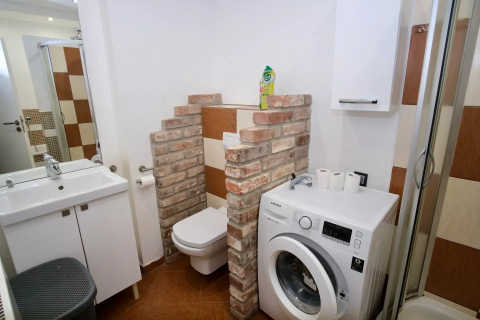 Mieszkanie dwupoziomowe z ogródkiem i wiatą