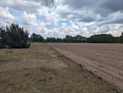 Urokliwa działka budowlana z dala od cywilizacji.