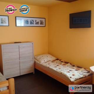 DOM Z 4 NIEZALEŻNYMI APARTAMENTAMI