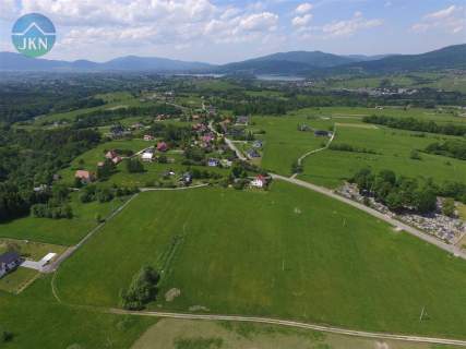 Działka budowlana z pięknymi drzewami