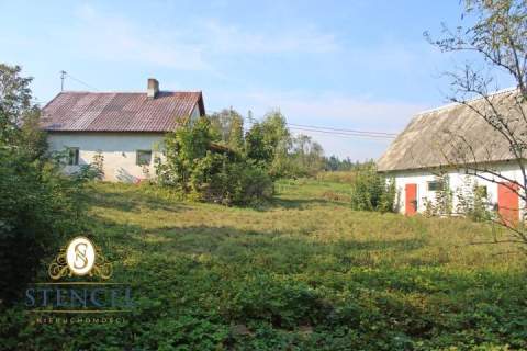 Skansenowy budynek w okolicy jeziora i lasów