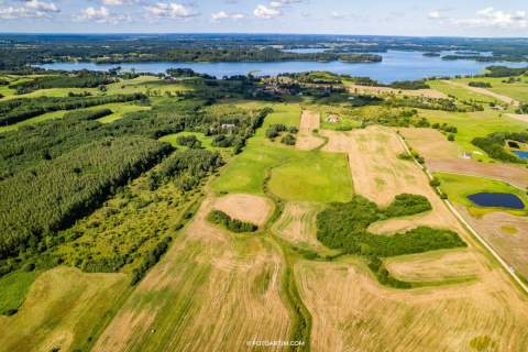 Działka budowlana z plażą nad jeziorem Narie