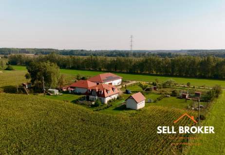 Posiadłość / siedlisko na wsi z 4 hektarami ziemi